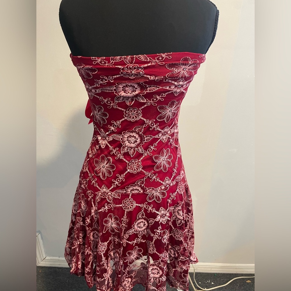 Strapless Floral Lace-Overlay Dress in Wine Red - Picture 3 of 3